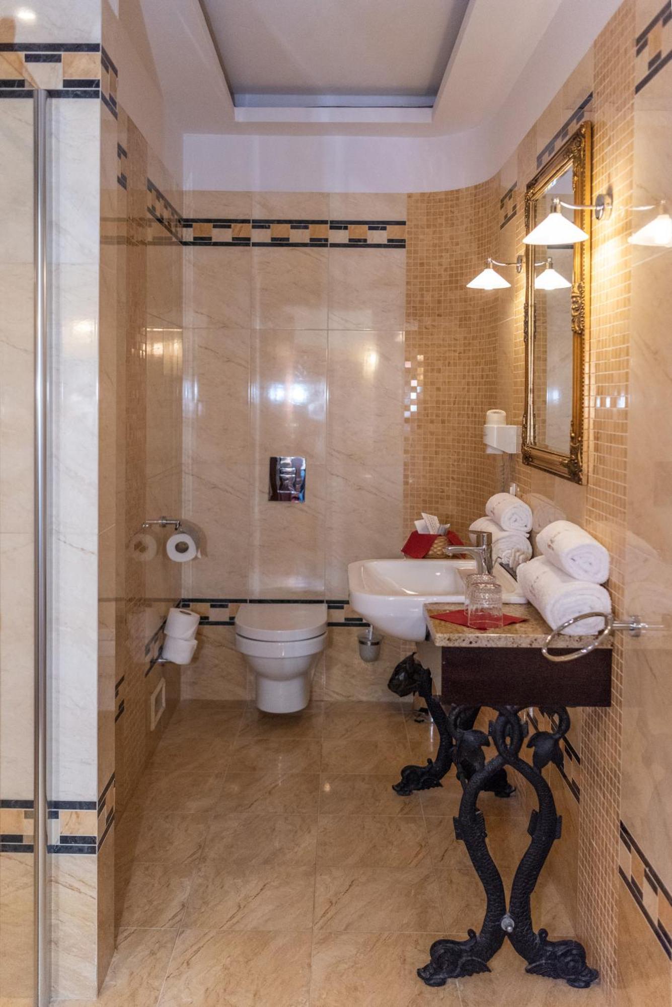 Bed & Breakfast Palac Godetowo 3*